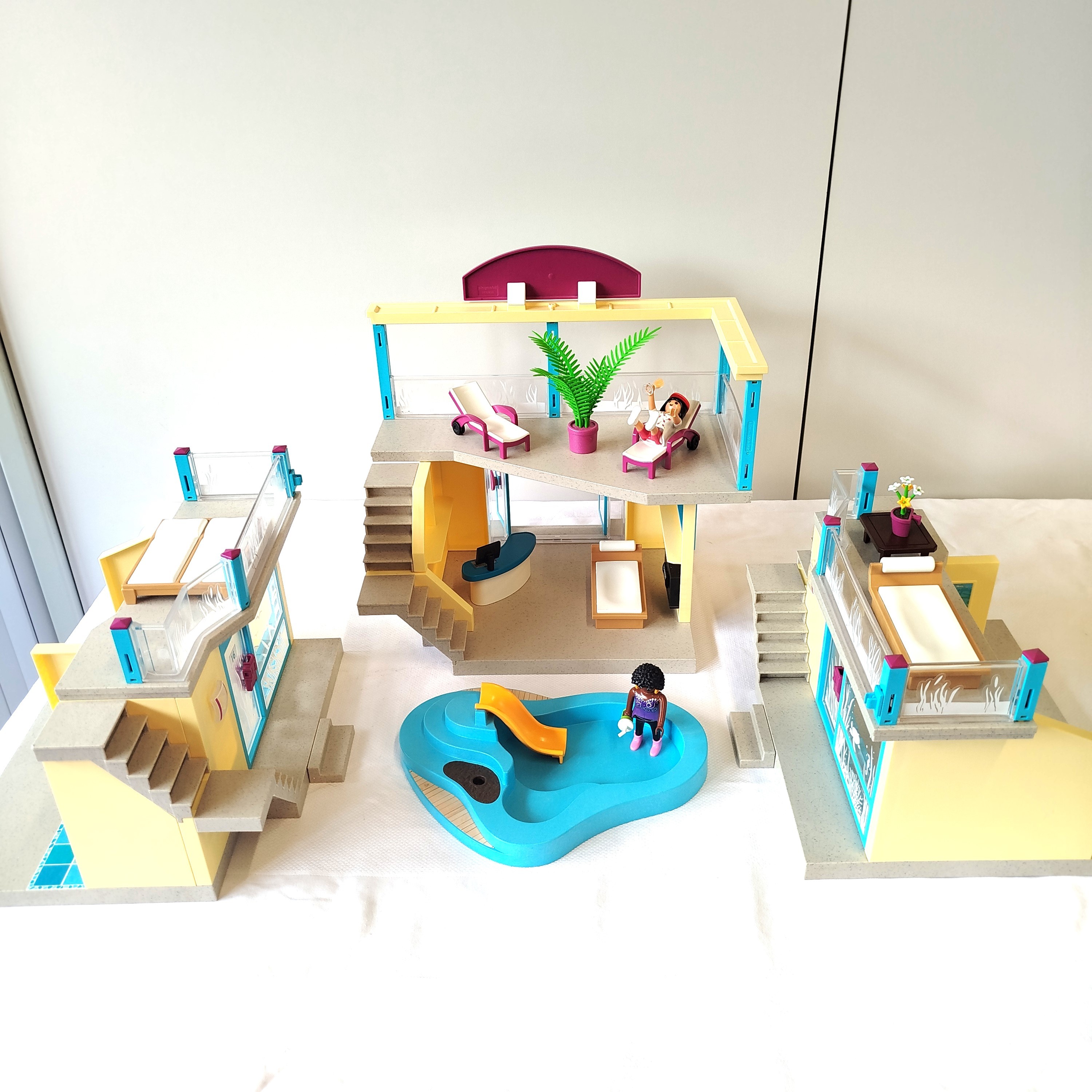 Voir photo 2 de Beach hotel playmobil Ref.70434 avec accessoires Beach hotel playmobil Ref.70434 avec accessoires Très bon état - Vue 2 -